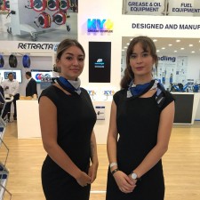 Kira arbeitet als Exhibition hostess auf der Messe