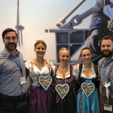 Sara arbeitet als Messehostess/Servicekraft auf der Messe
