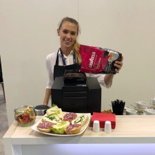 Sara arbeitet als Servicekraft auf der Messe