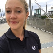 Luca Marie arbeitet als Messehostess auf der Messe