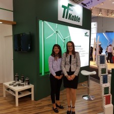 Nora arbeitet als Messehostess auf der Messe