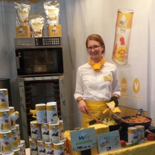 Verena arbeitet als BioSpeisen Vorbereitung/Ausgabe_ auf der Messe