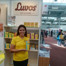 Frederike arbeitet als Handmasken bei Messebesuchern auf der Messe