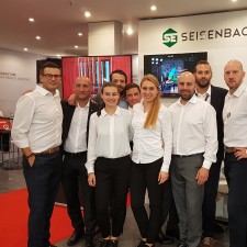 Sina arbeitet als Messehostess auf der Messe