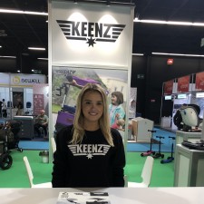 Freya arbeitet als Product Promoter/Hostesses auf der Messe