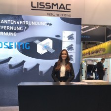 Amy arbeitet als Messehostess EUROBLECH 2018 in Hannover auf der Messe