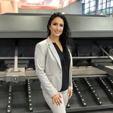Dena arbeitet als Messehostess  auf der Messe