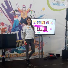 Agnes  arbeitet als Promoter bei Games for Families auf der Messe
