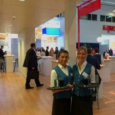 Kathya arbeitet als Servicekraft auf der Messe