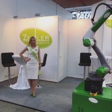 Nadine arbeitet als Messehostess auf der Messe