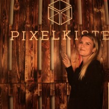 Alina arbeitet als Betreuung PIxelkiste (Fotobox) auf der Messe