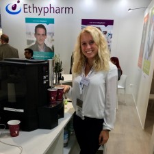 Lotta arbeitet als Servicekraft auf der Messe