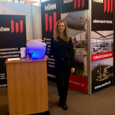 Ines arbeitet als Messehostess auf der Messe