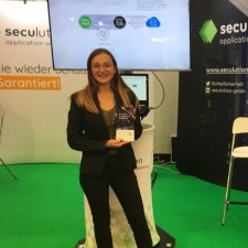 Celine arbeitet als Messehostess auf der Messe