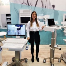 Jill arbeitet als Messehostess auf der Messe