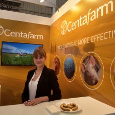 Kiara arbeitet als Messehostess auf der Messe
