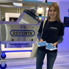 Sarah arbeitet als Promoter auf der Messe