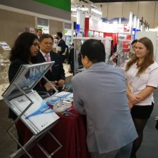 Anne Wera arbeitet als Verkäufer auf der Messe