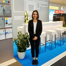 Mia arbeitet als Messehostess auf der Messe