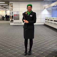 Pauline arbeitet als Messehostess zur Registrierung von Besucherdaten auf der Messe