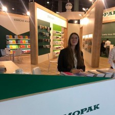Felicitas arbeitet als Waitress auf der Messe