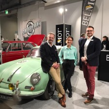 Linda arbeitet als Hostess auf der Messe