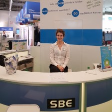 Emily arbeitet als Messehostess auf der Messe