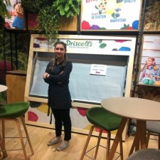 Mariam arbeitet als Servicekraft Gastronomie auf der Messe
