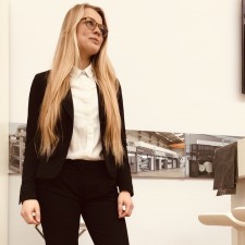 Lynn arbeitet als Messehostess auf der Messe