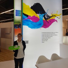 Sonja arbeitet als Messehostess auf der Messe