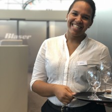 Athina arbeitet als Servicekraft im Messe-Cateringbereich  auf der Messe