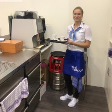 Sarah arbeitet als Messehostess auf der Messe
