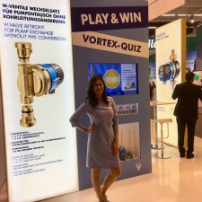 Luisa arbeitet als Messehostess für Kunden-Gewinnspiel auf der Messe