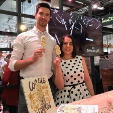 Jonas arbeitet als Messehostess auf der Messe