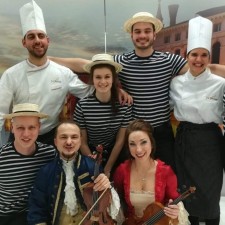 Tatjana arbeitet als Waitress for dinner party auf der Messe