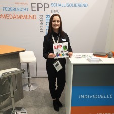 Chiara arbeitet als Messehostess auf der Messe