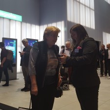Andrea-Christine arbeitet als InterviewerInnen für die ISH in Frankfurt gesucht auf der Messe