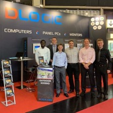 Nikolai arbeitet als Messehostess auf der Messe
