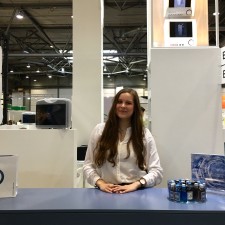 Juliane arbeitet als Servicekraft auf der Messe