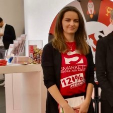 Sandra arbeitet als Promoter auf der Messe