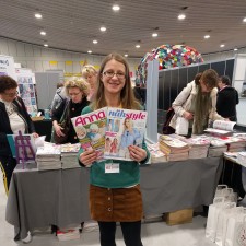 Anika arbeitet als messehostess auf der Messe