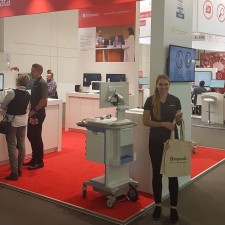Sina arbeitet als Messehostess auf der Messe