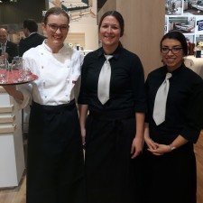 Laura Ariane arbeitet als Küchenhilfe auf der Altenpflege gesucht. auf der Messe