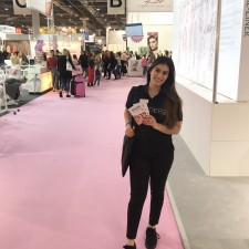 Didem Pelin arbeitet als Promoter auf der Messe