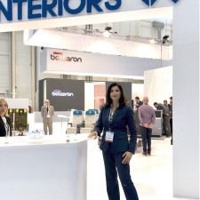 Elli arbeitet als Messehostess auf der Messe