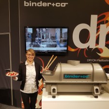 Sonja arbeitet als Messehostess auf der Messe