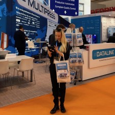 Kim arbeitet als Exhibition hostess auf der Messe
