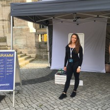 Leonie Alina bei der Arbeit