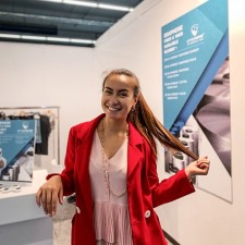 Clarisse arbeitet als Messehostess auf der Messe