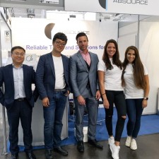 Sina arbeitet als Messehostess auf der Messe
